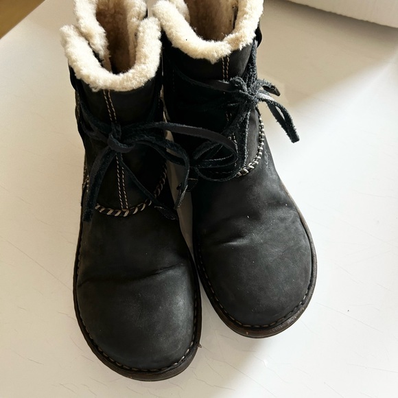 UGG Cove Black Size 8 Suede Shesrling Cream Lining Ankle Winter Boots - Picture 7 of 9